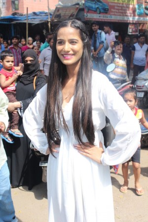 Poonam Pandey Distribute Raincoats To Street Children