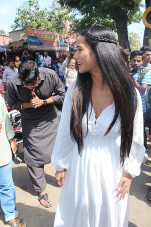 Poonam Pandey Distribute Raincoats To Street Children
