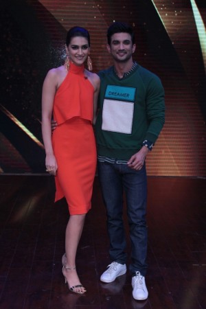 Sushant Singh Rajput And Kriti Sanon Promote Raabta On Sabse Bada Kalakar