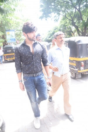 Himesh Reshammiya (aka) HimeshReshammiya