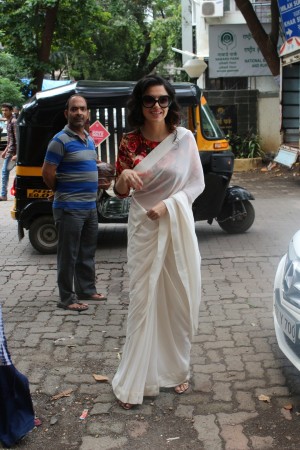 Divya Khosla Kumar (aka) Divya KhoslaKumar