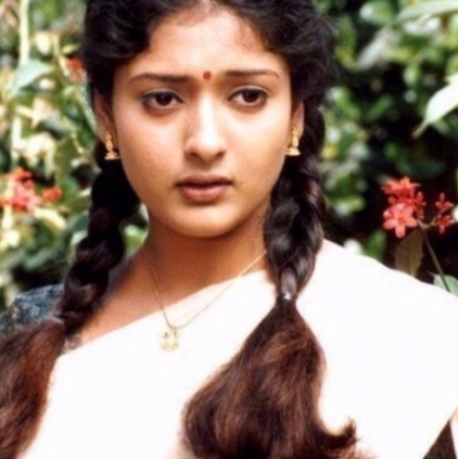 Remya Nambeesan supports Oviya, says Gayathri is Chameleon