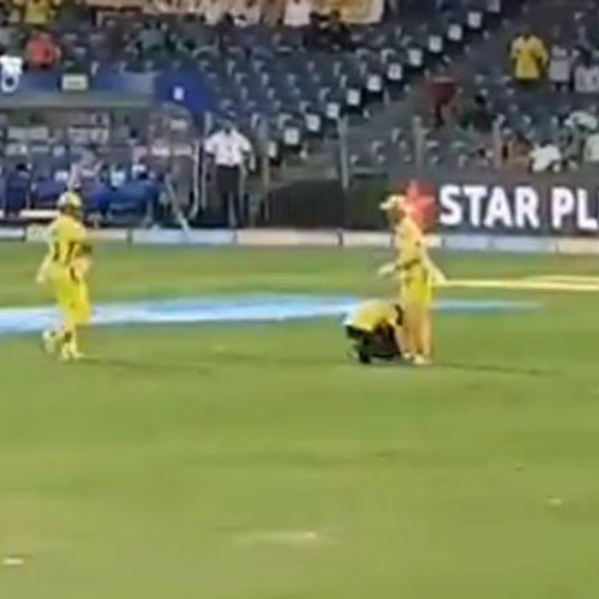 In yet another incident during the 2018 season, a fan got past the security and touched Dhoni's feet when he walked into bat during CSK's match against RR