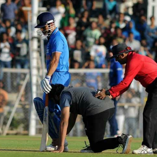A fan entered the field to touch Dhoni's feet during his last match as captain
