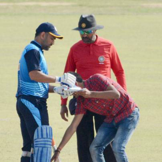 During Vijay Hazare trophy a fan ran into the field to touch Dhoni's feet