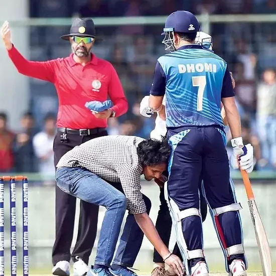 A fan breached security to touch Dhoni's feet during a vijay hazare trophy for the second time
