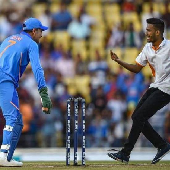 Fan runs to embrace Dhoni during ODI