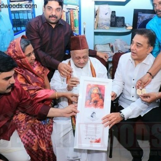 ஐயா கலாம் உறவினர்கள் கமலுக்கு பரிசளித்தபோது