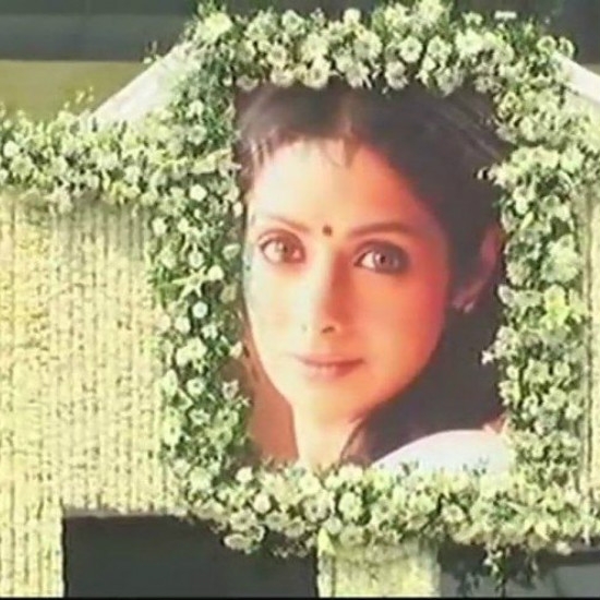 ஸ்ரீதேவியின் அலங்கரிக்கப்பட்ட புகைப்படம்