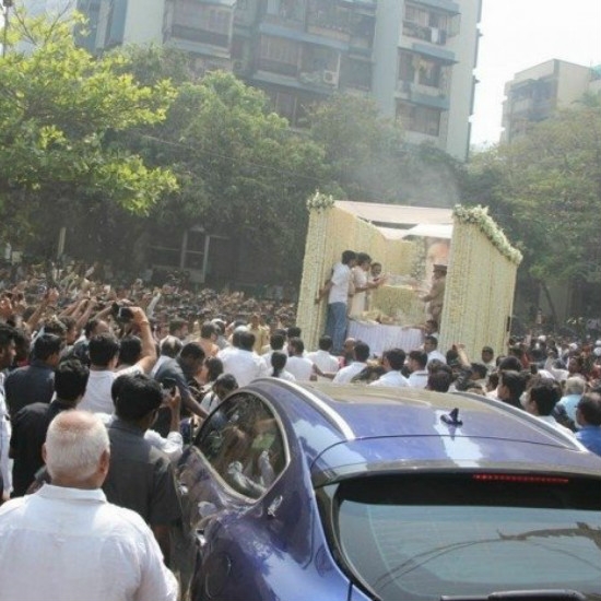 மக்கள் வெள்ளத்தில் ஸ்ரீதேவியை சுமந்து செல்லும் ஊர்தி...