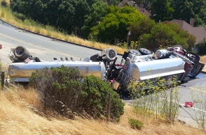 20,000 liters petrol spill after oil tanker overturns