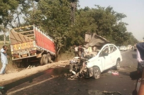 7 killed as car collides with truck
