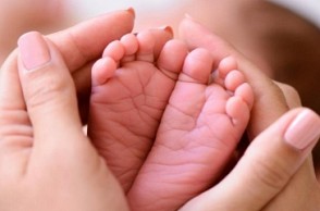 8-month pregnant woman told baby dead in womb; delivers healthy child in field