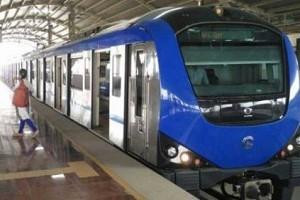 Woman gets dragged on metro platform as saree gets stuck
