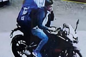 Caught on CCTV: Delivery Boy Misled and Robbed by 3 Strangers