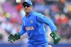 Dhoni fans spot special symbol on gloves, can't stop praising him