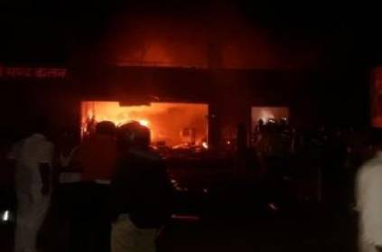 Fire breaks out at cloth godown 5 killed