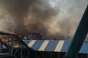 Huge fire breaks out in Mumbai