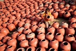 Man distributes 10,000 earthen pots for FREE and has a unusual reason behind it.