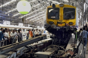 Local train derails in Mumbai