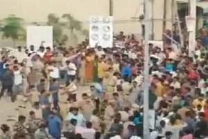 Video : People Protest Outside Police Station Demanding Justice For Hyderabad Vet Doctor, Throw Slippers At Police