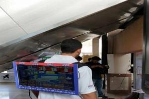 Man wears TV on his back in Mumbai metro for this bizarre reason!