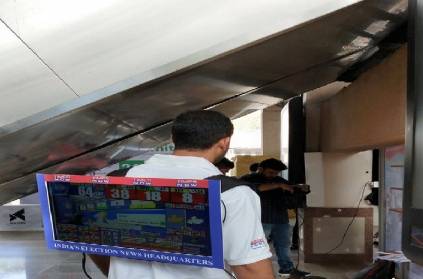 Man wears TV on his back in Mumbai metro for election results
