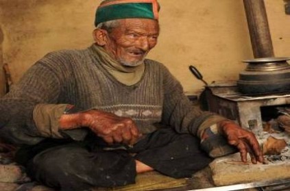 Meet First Voter of Independent India, Shyam Saran Negi casts his vote