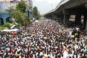 Migrant workers in Surat protested; Demanded their CM to send them back home