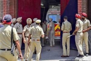 Police officer's hand Chopped off by Gang for Questioning Lockdown Violation!