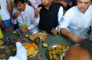 Rahul Gandhi eats at roadside eatery