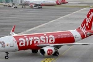 VIDEO: AirAsia Pilot Escapes From Plane Window, After Suspected COVID-19 Passengers on Board 
