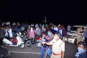 VIDEO: Hundreds of People Stranded At Telangana-Andhra Border Amid Lockdown 