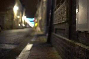 Before stealing valuables, this thief does the most bizarre thing!