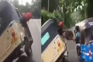 Man Tries Dangerous Act, Changes Tyre Of Auto While Moving On Road: Video Viral
