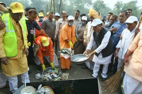 UP Chief Minister cleans the surroundings of Taj Mahal
