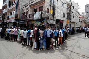 Video: People found Violating Lockdown rules, Forces Delhi Govt to Shut Liquor Shops in the Eastern range!