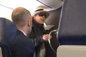 Woman threatens to kill everyone on plane