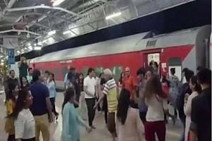 Passengers perform Garba at railway station - Video goes viral! Watch!