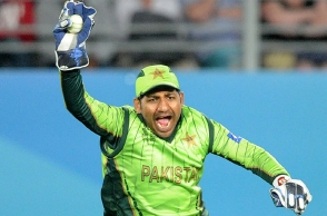 Pakistan skipper drops catch, asks for DRS review