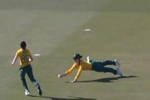 T20 World Cup: Aussie Cricketer Takes a Blinder! Video Goes Viral!