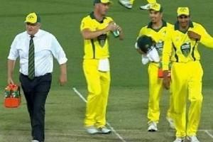 Australian Prime Minister Turns Water Boy During Cricket Match; Twitter In All Praise!