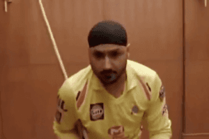 Watch Video - CSK Players fight it out !!! Singh-a Thamizhan really rocked it!!!