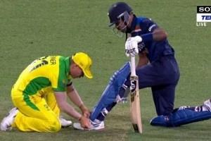 Watch | David Warner Ties Hardik Pandya’s Shoelaces During AUS vs IND Match 