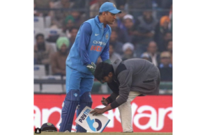 Fan enters field and does this to MS Dhoni