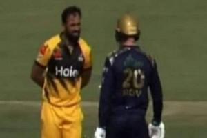 Video: Jason Roy & Wahab Riaz Caught In A Fight During Match; Team Players Come To Rescue! 