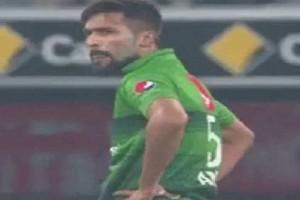 WATCH: Pakistan Bowler Furious At Teammate For Leaving An Easy Catch of David Warner 