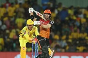 Watch Video !!! 'Thala' Dhoni lightning fast and Warner doesn't even wait for umpires decision!!!