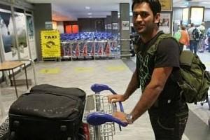 MS Dhoni's luggage gets swapped with another passenger; airline denies mistake!
