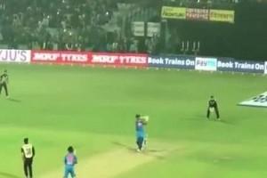 MSD's Trademark Candid Style Captured by Fan; Video Goes Viral